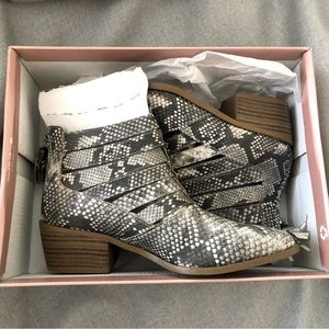 Fergalicious by Fergie Snake Booties NWOT